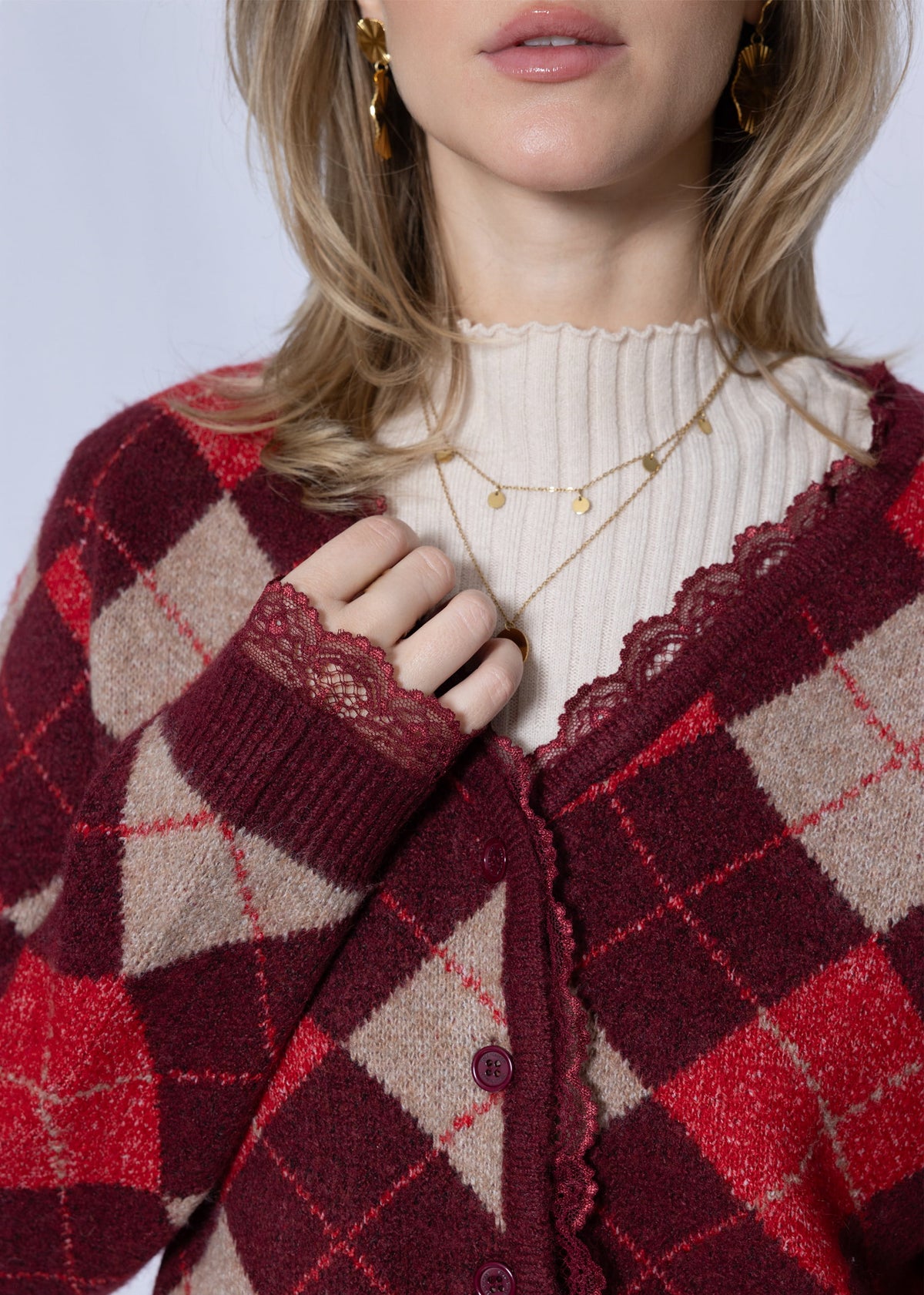 Strickjacke mit Rautenmuster und Spitzenborte - beere