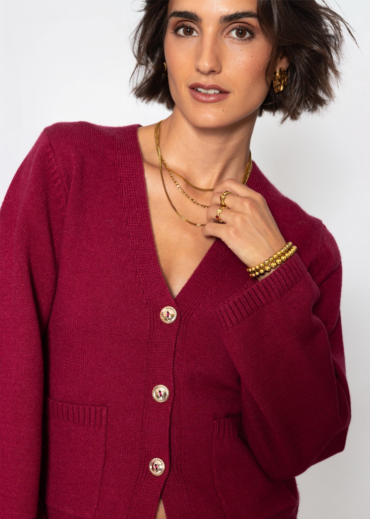 Strickjacke mit V-Ausschnitt und Goldknöpfen - beere