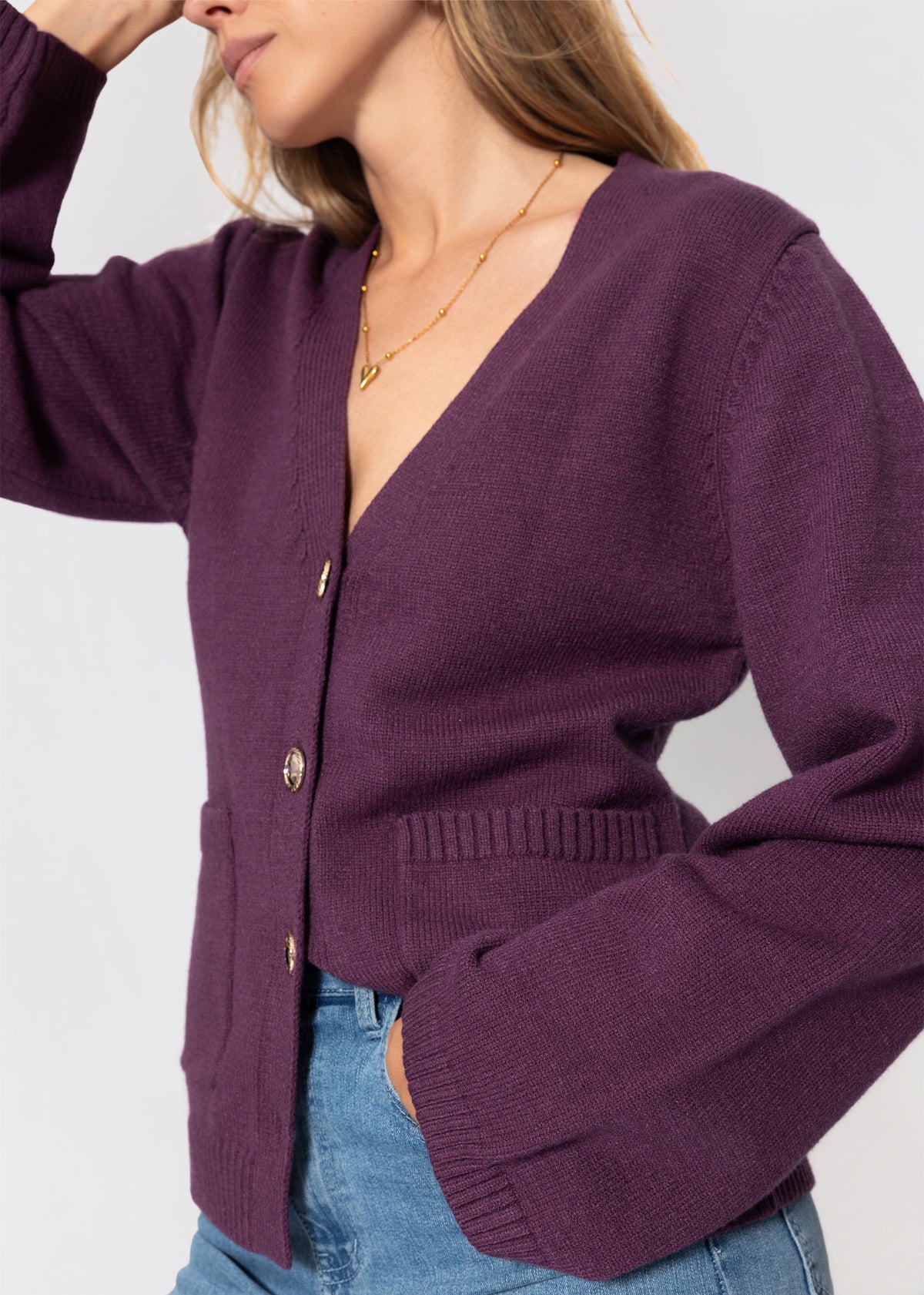 Strickjacke mit V-Ausschnitt und Goldknöpfen - plum
