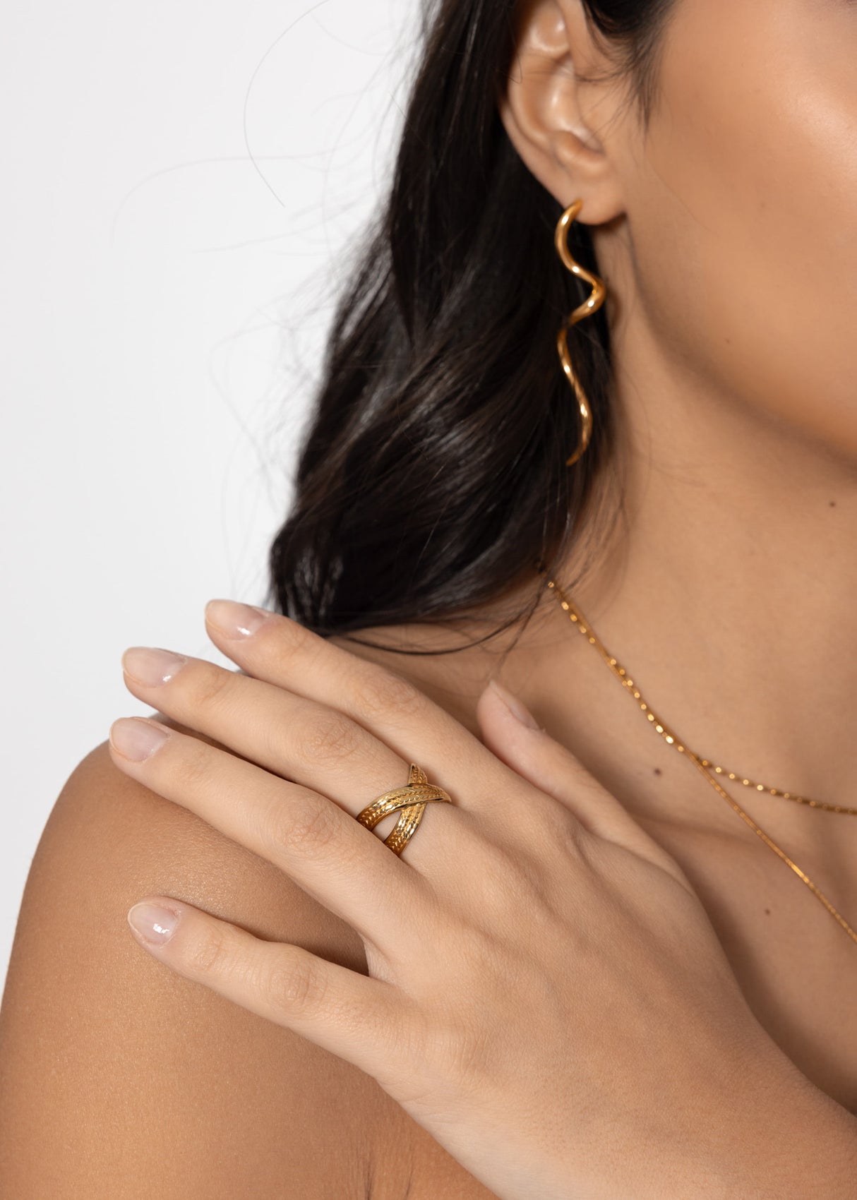 Überkreuzter Ring mit Textur - gold