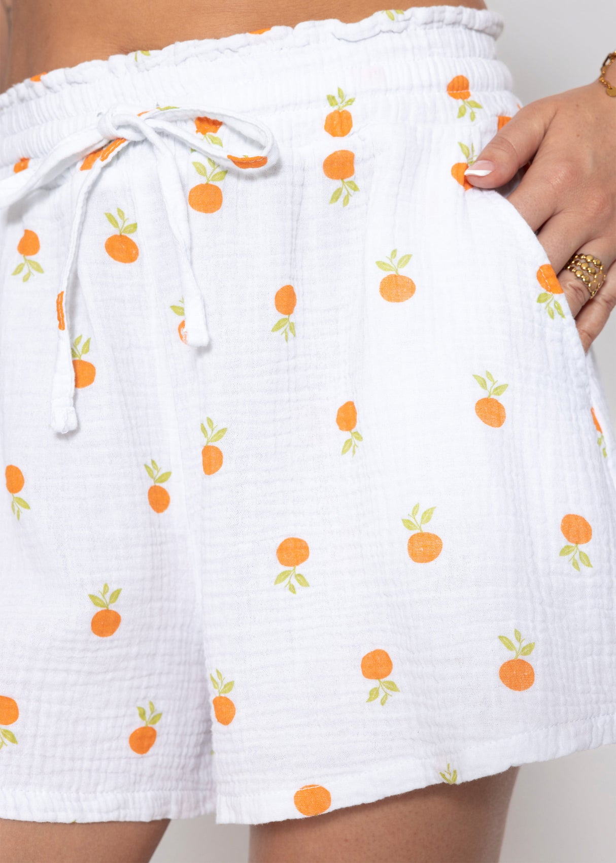 Weite Musselin Shorts mit Orangen-Print - weiß