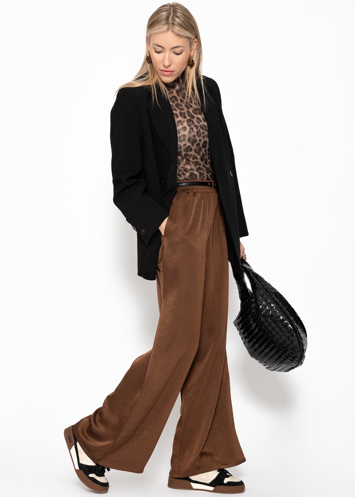 Weite Satin Hose mit Crinkle-Struktur - braun