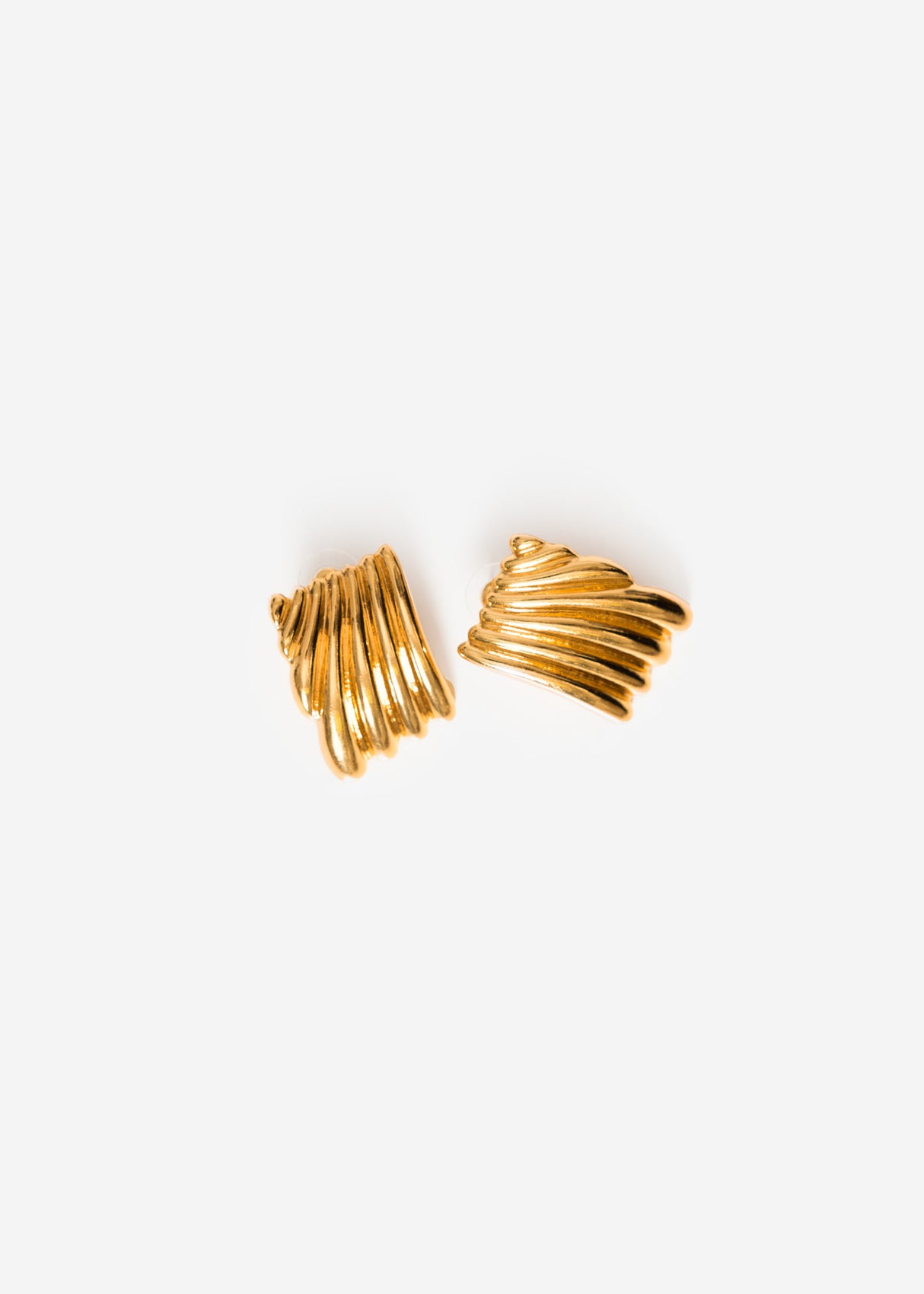 Wavy stud earrings - gold