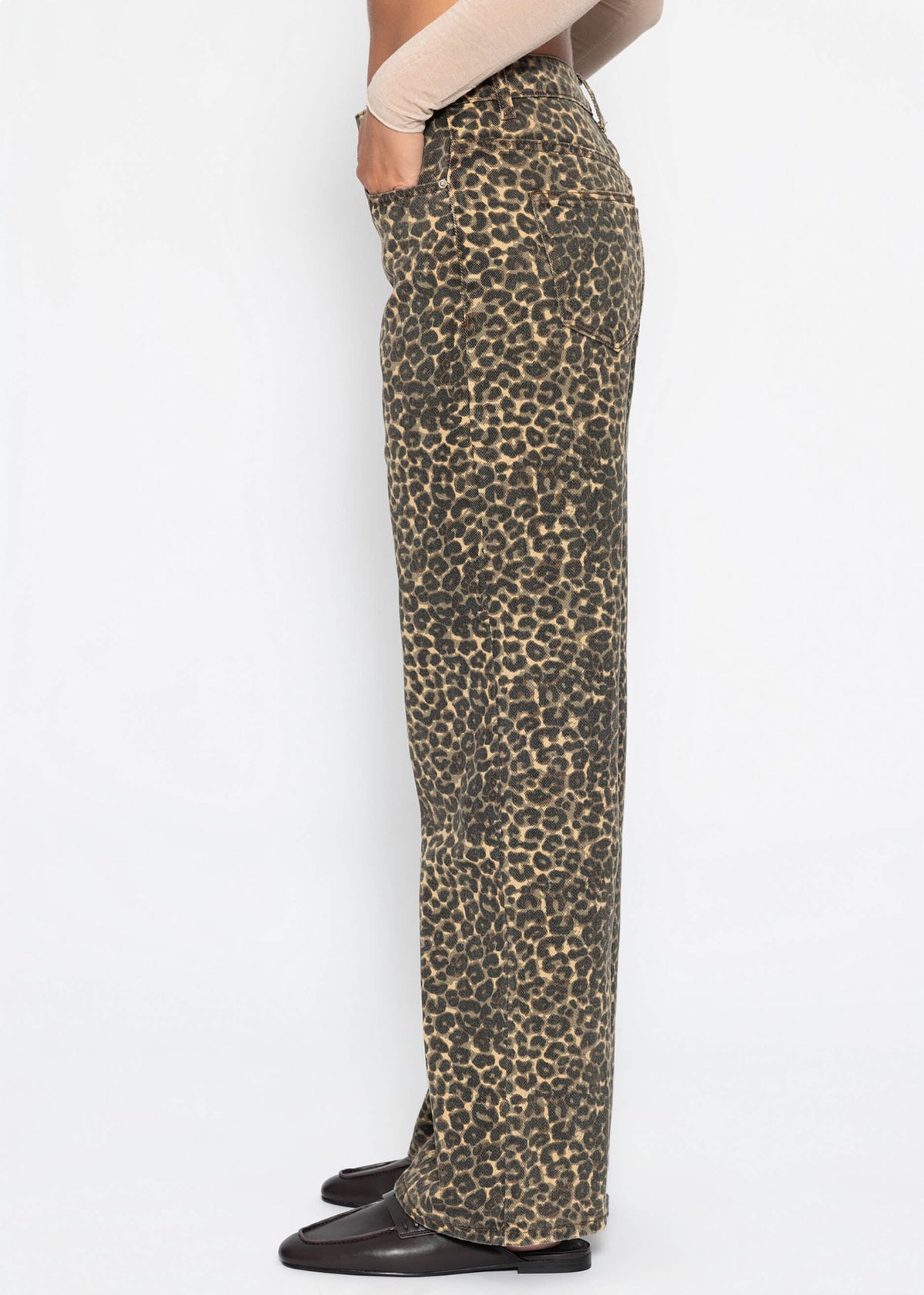 Wide Leg Jeans with a high covenant in Leo -Print - Beige