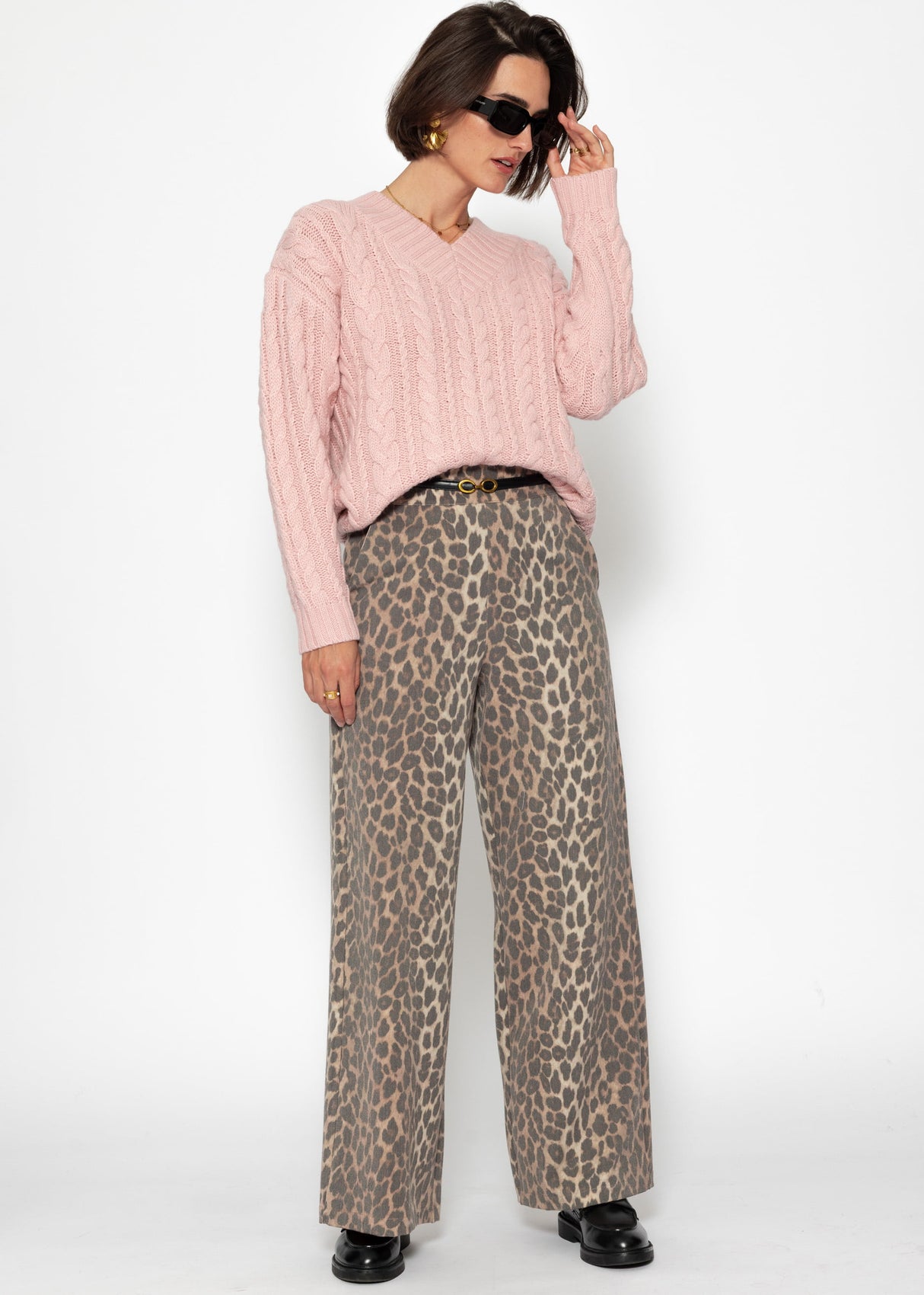 Cable-knit V-neck sweater - pink