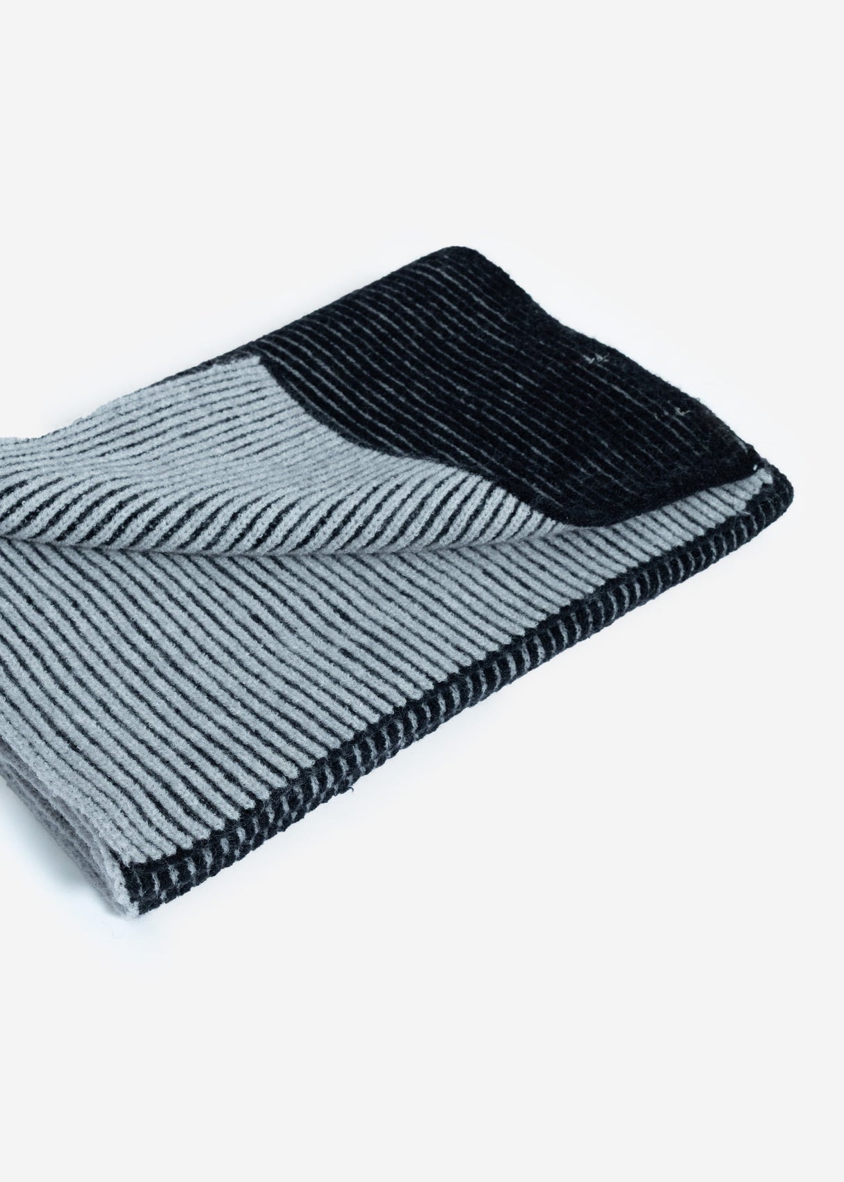 Two-tone ribbed scarf - black and light grey