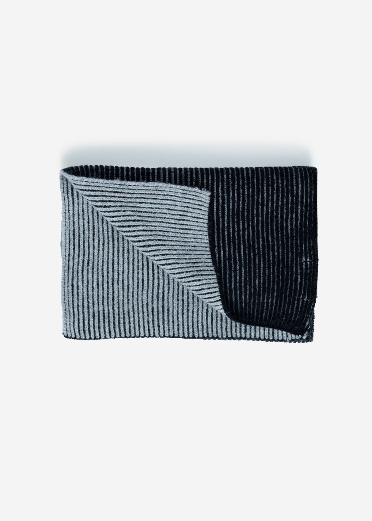 Two-tone ribbed scarf - black and light grey