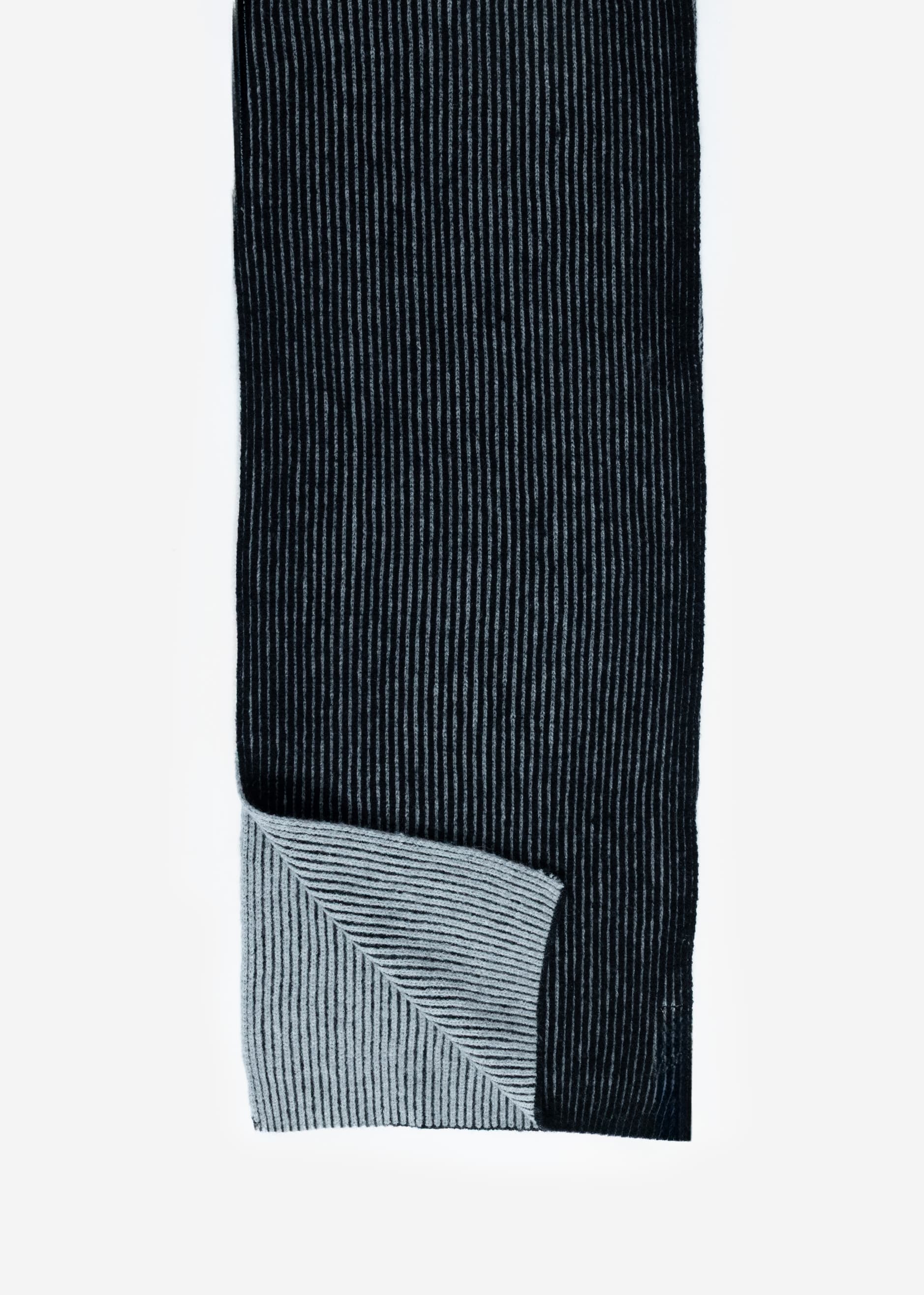 Two-tone ribbed scarf - black and light grey