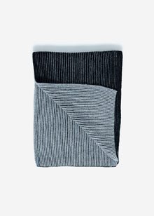 Two-tone ribbed scarf - black and light grey