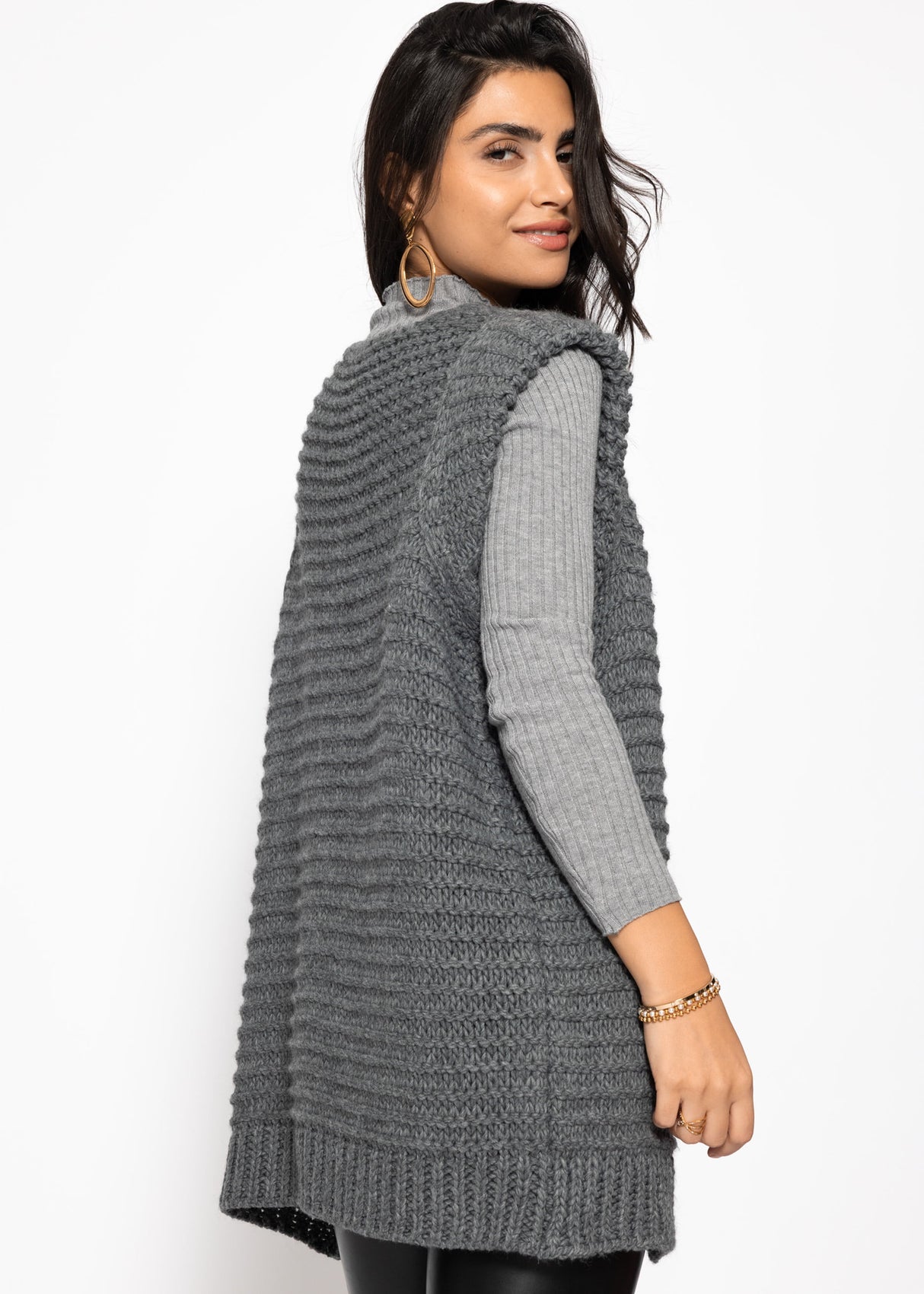 Lange ärmellose Strickweste mit strukturierten Schultern - grau