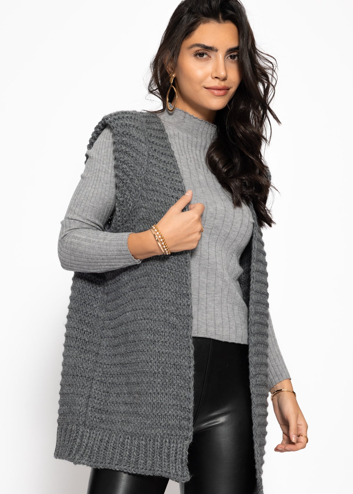 Lange ärmellose Strickweste mit strukturierten Schultern - grau