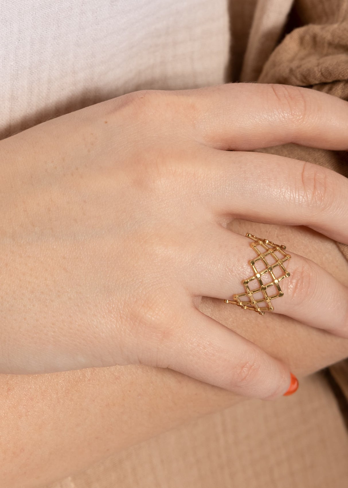 Ring with lattice pattern, gold