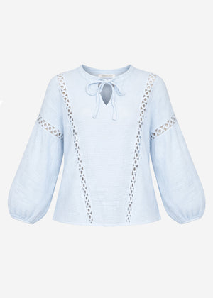 Bluse aus Musselin mit Spitzeneinsatz - hellblau