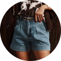 Women's light blue denim shorts with a high waist and pleats, styled with a slim belt and a polka-dot top – shorts by SASSYCLASSY