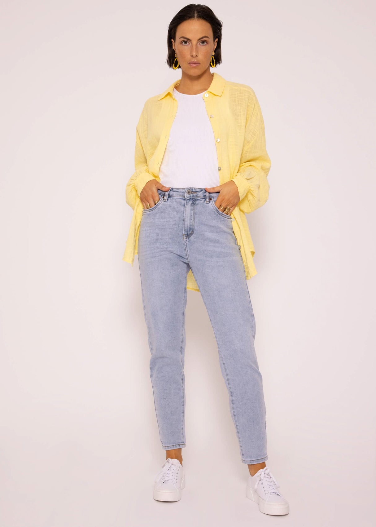 Oversize blouse, short, with linen structure, light yellow
