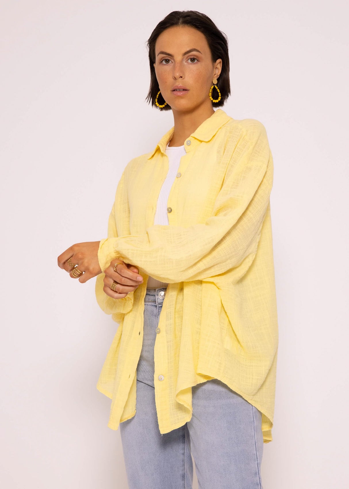 Oversize blouse, short, with linen structure, light yellow