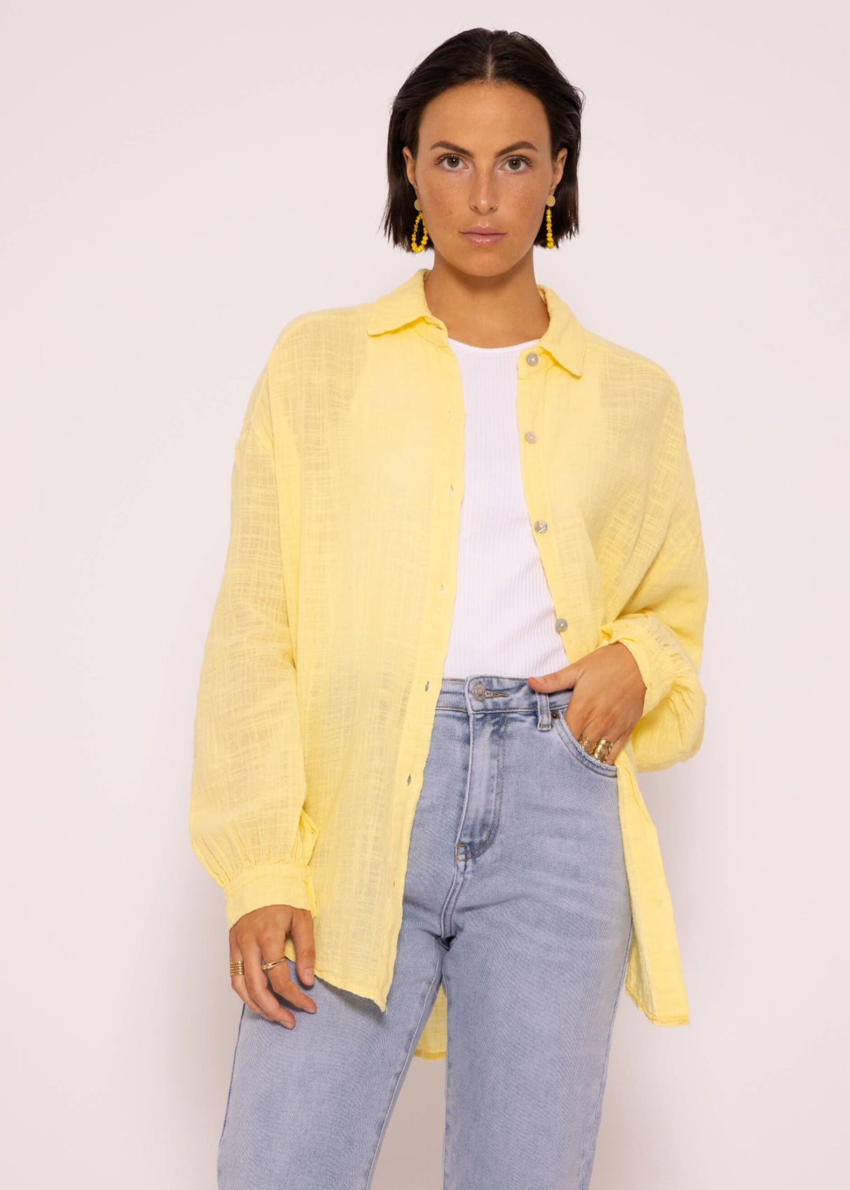 Oversize blouse, short, with linen structure, light yellow