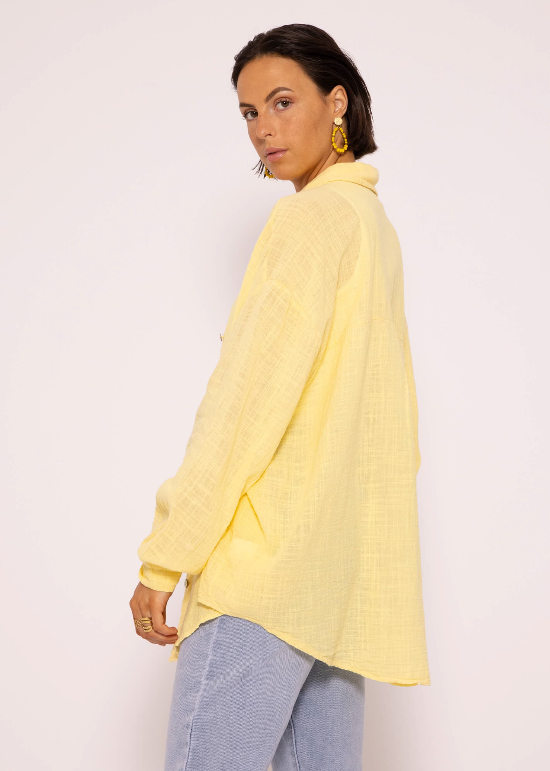 Oversize blouse, short, with linen structure, light yellow