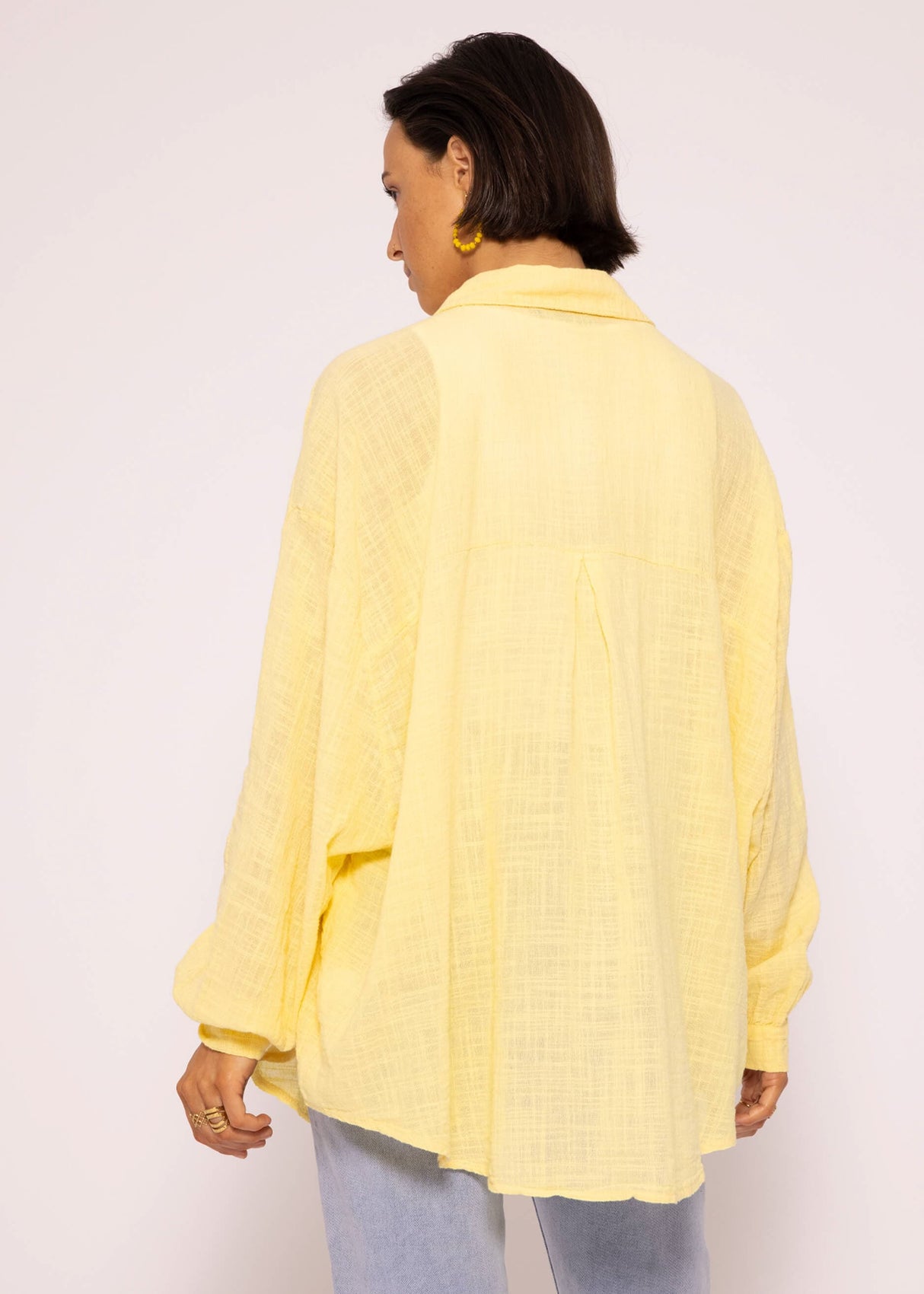 Oversize blouse, short, with linen structure, light yellow