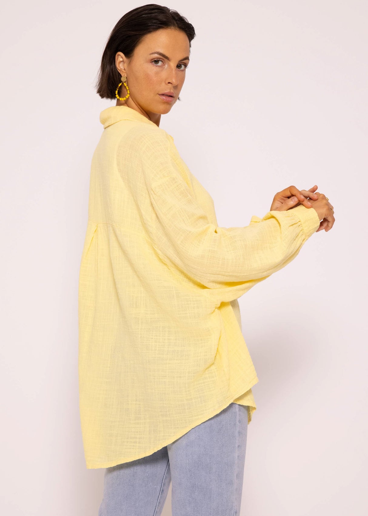 Oversize blouse, short, with linen structure, light yellow