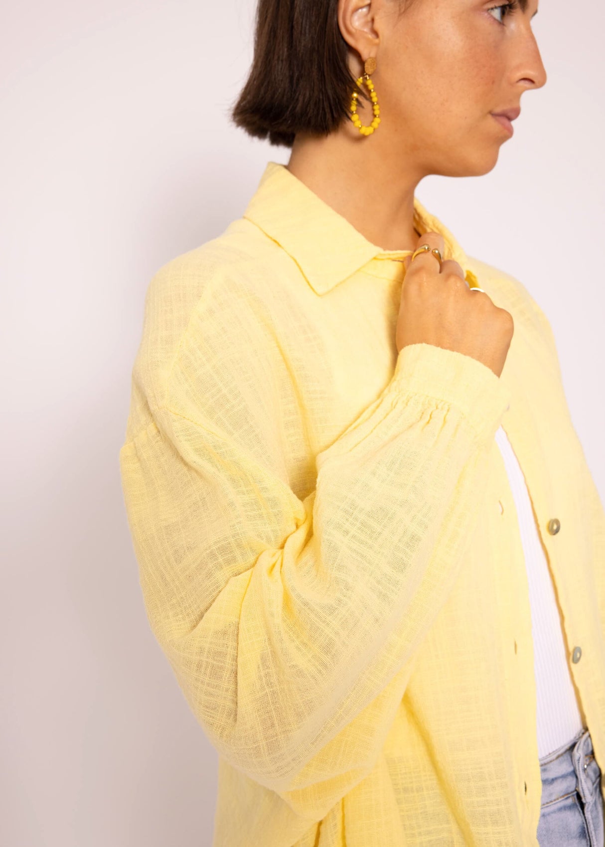 Oversize blouse, short, with linen structure, light yellow