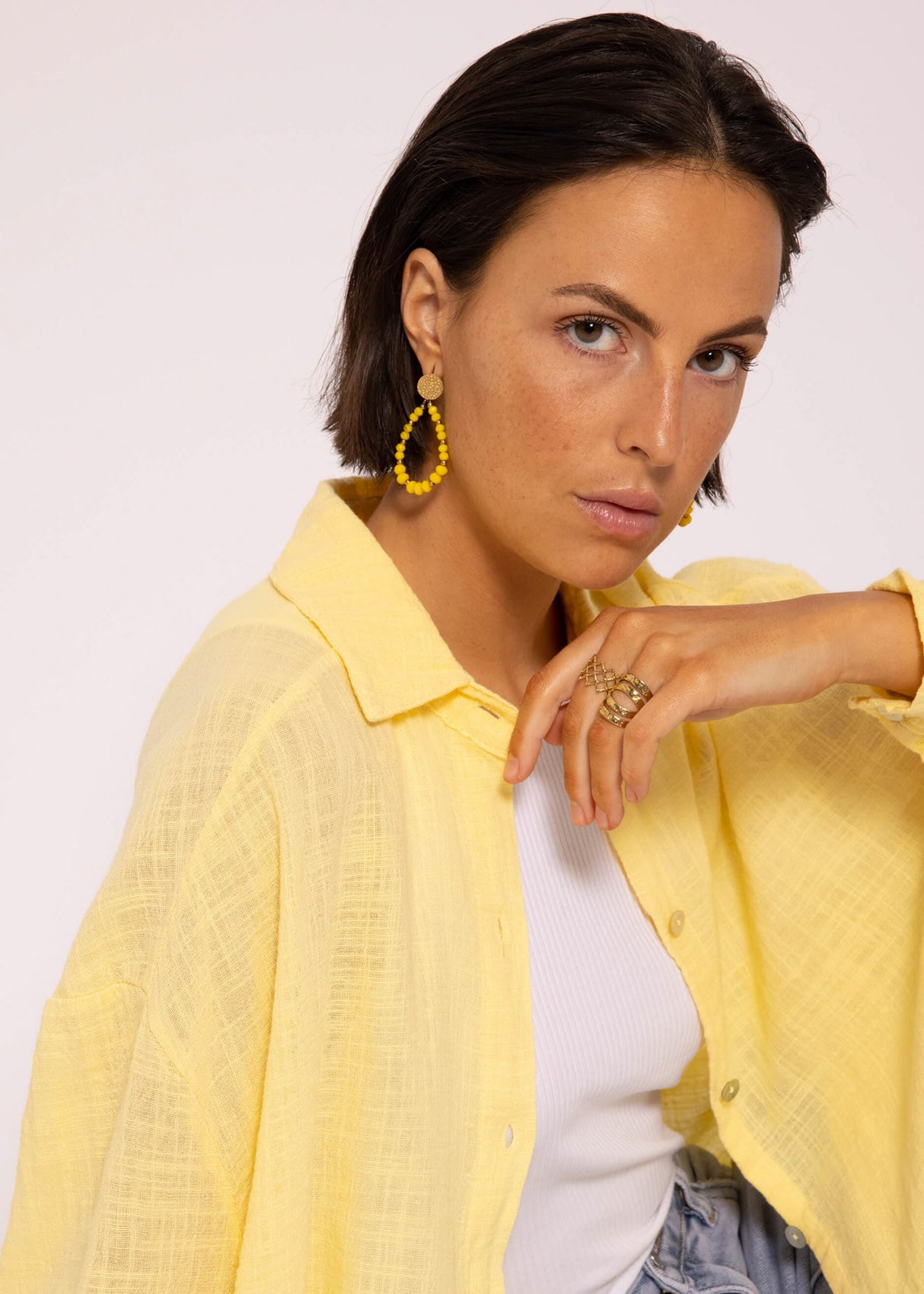 Oversize blouse, short, with linen structure, light yellow
