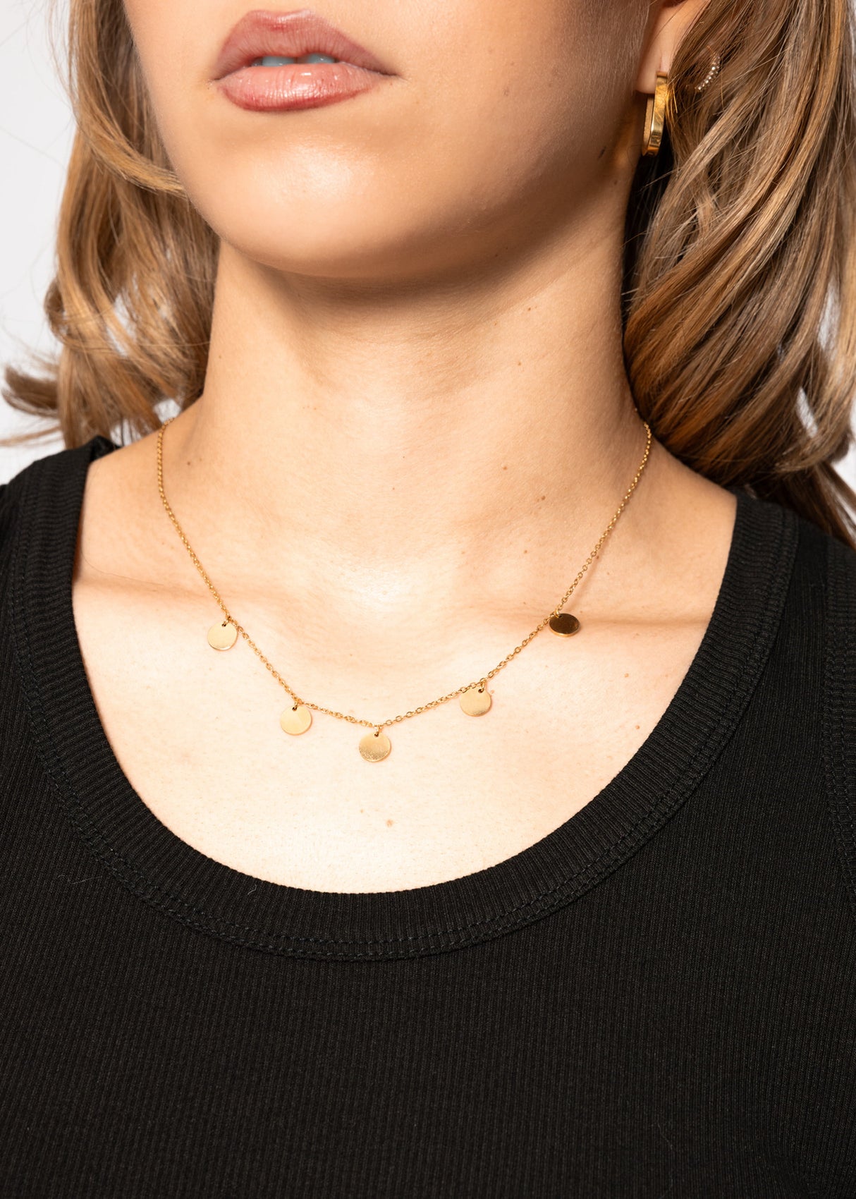 Necklace with round plates, gold