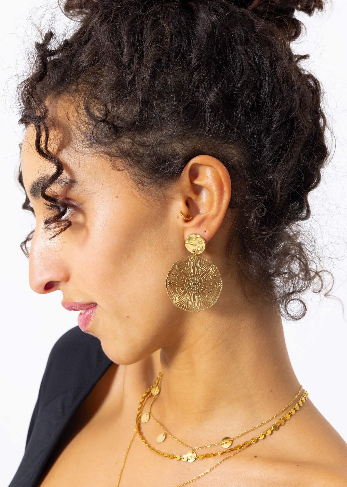 Stud earrings with filigree pendant - gold