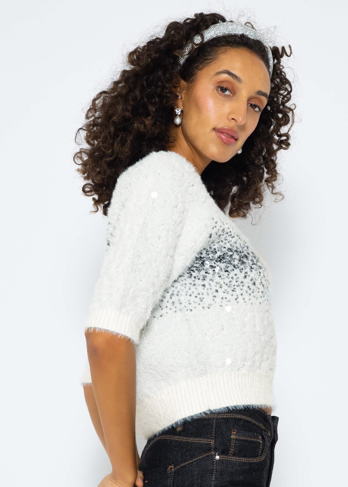 Fluffy short-sleeved sweater with sequins - white