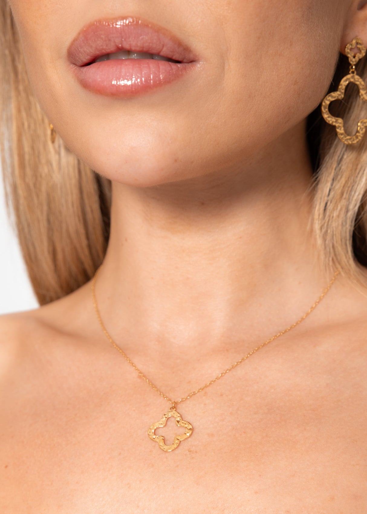 Necklace with clover leaf - gold