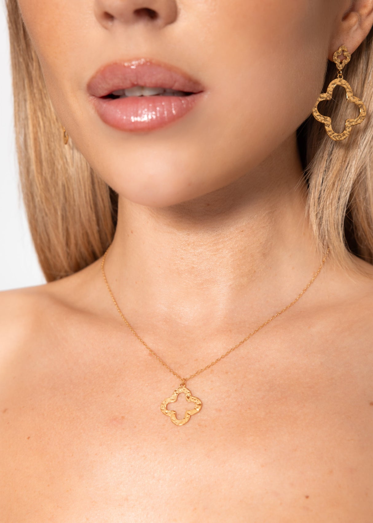 Necklace with clover leaf - gold