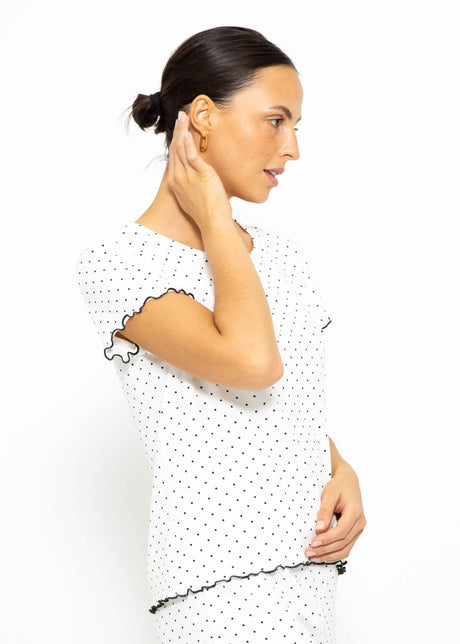 Short-sleeved sleep top with polka dots - white