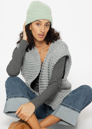 Hat with openwork knit trim - green