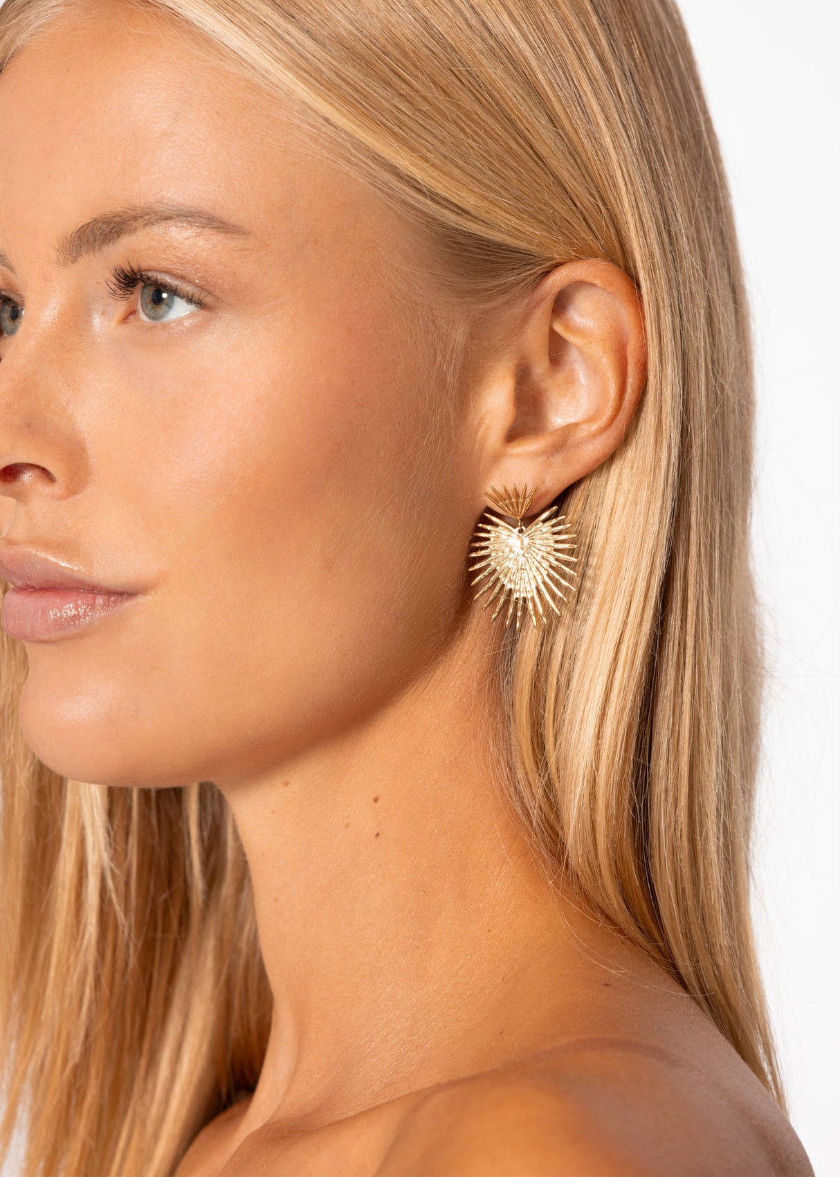Stud earrings, gold