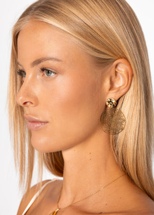Stud earrings with filigree pendant - gold