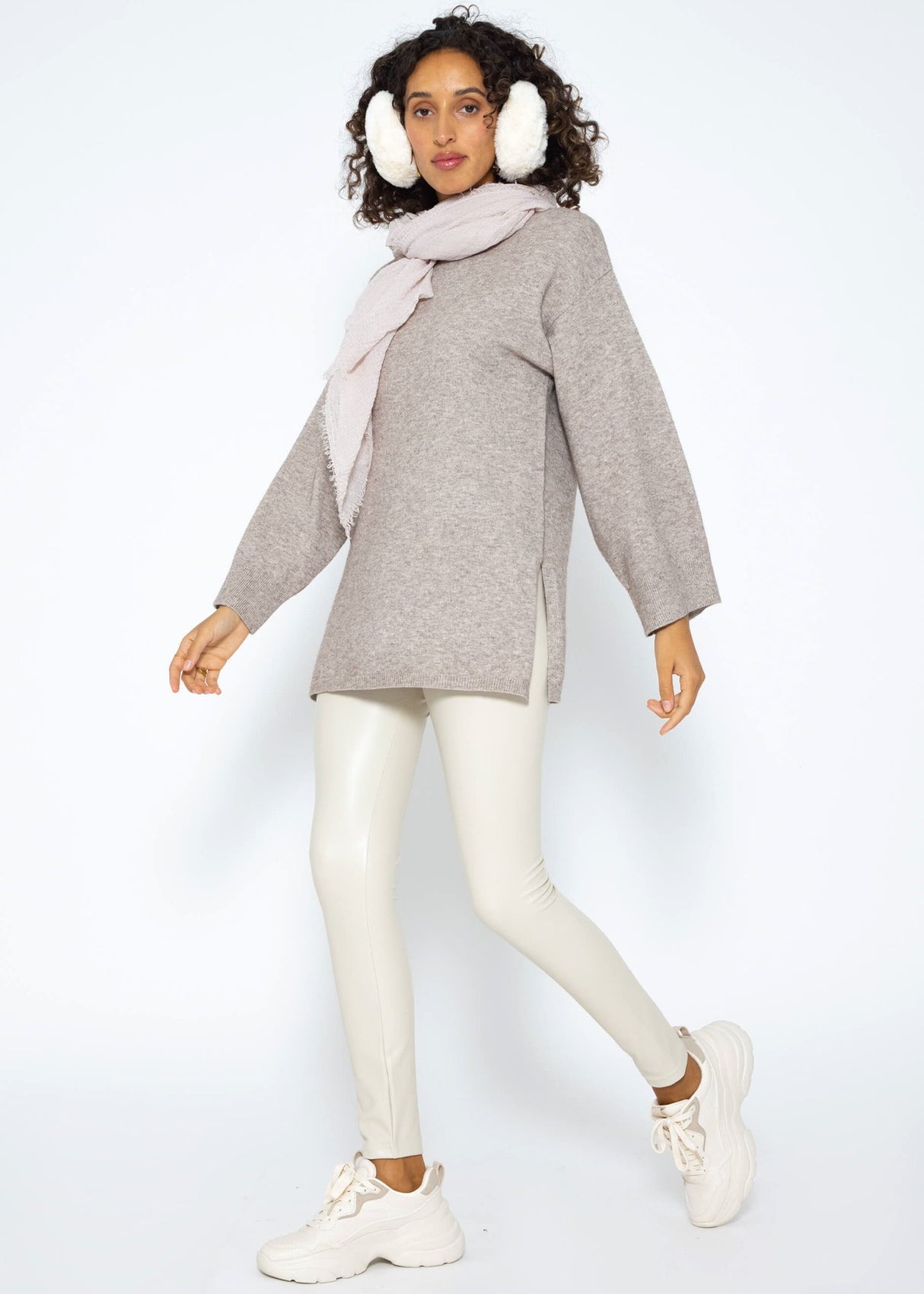 Oversized sweater with side slits - taupe
