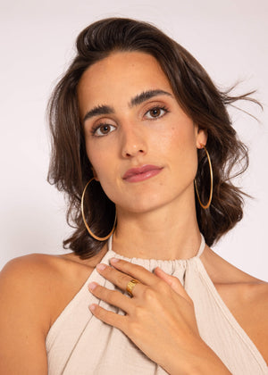 Wide ring with structure, gold