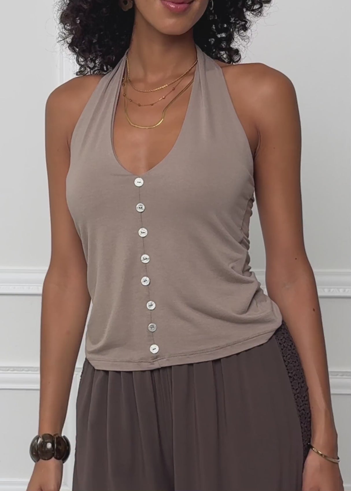 Neckholder-Top mit Zierknöpfen - taupe by SASSYCLASSY