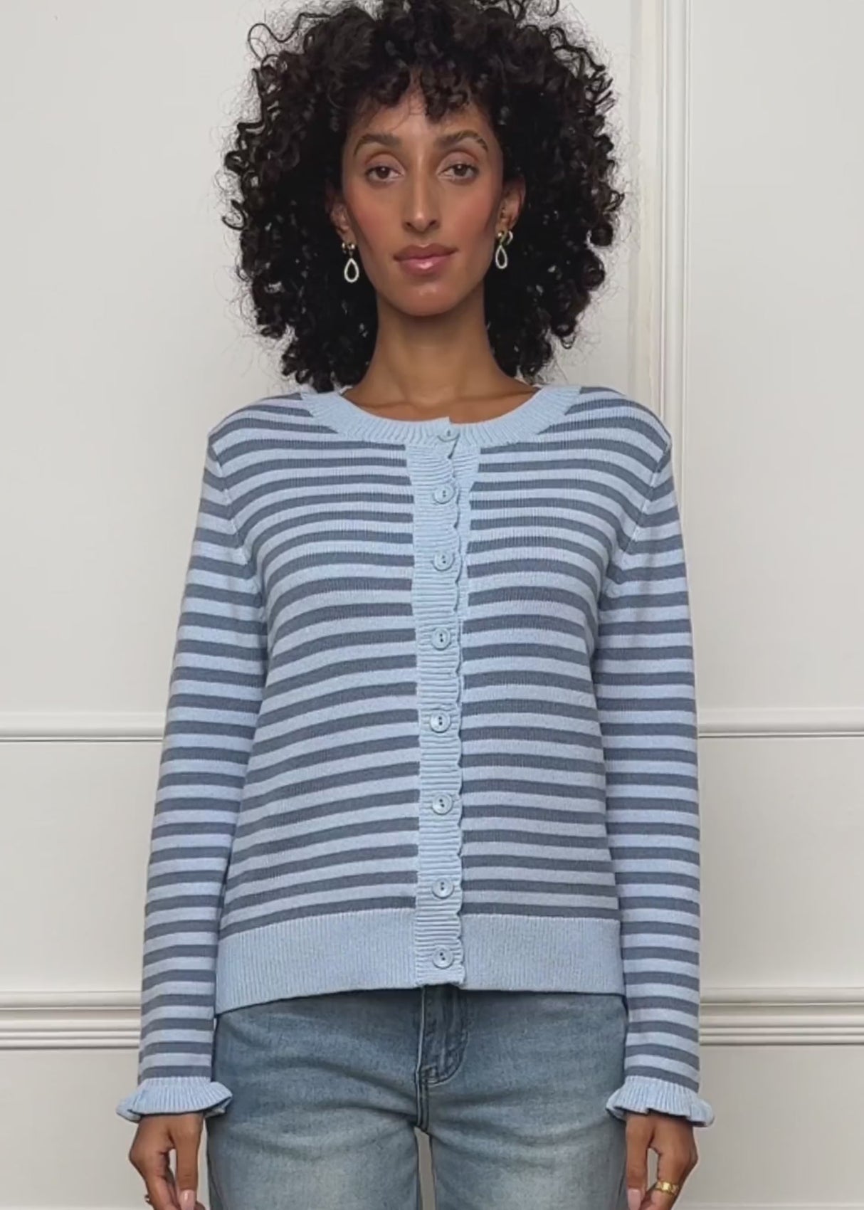 Gestreifte Strickjacke mit Volants - blau