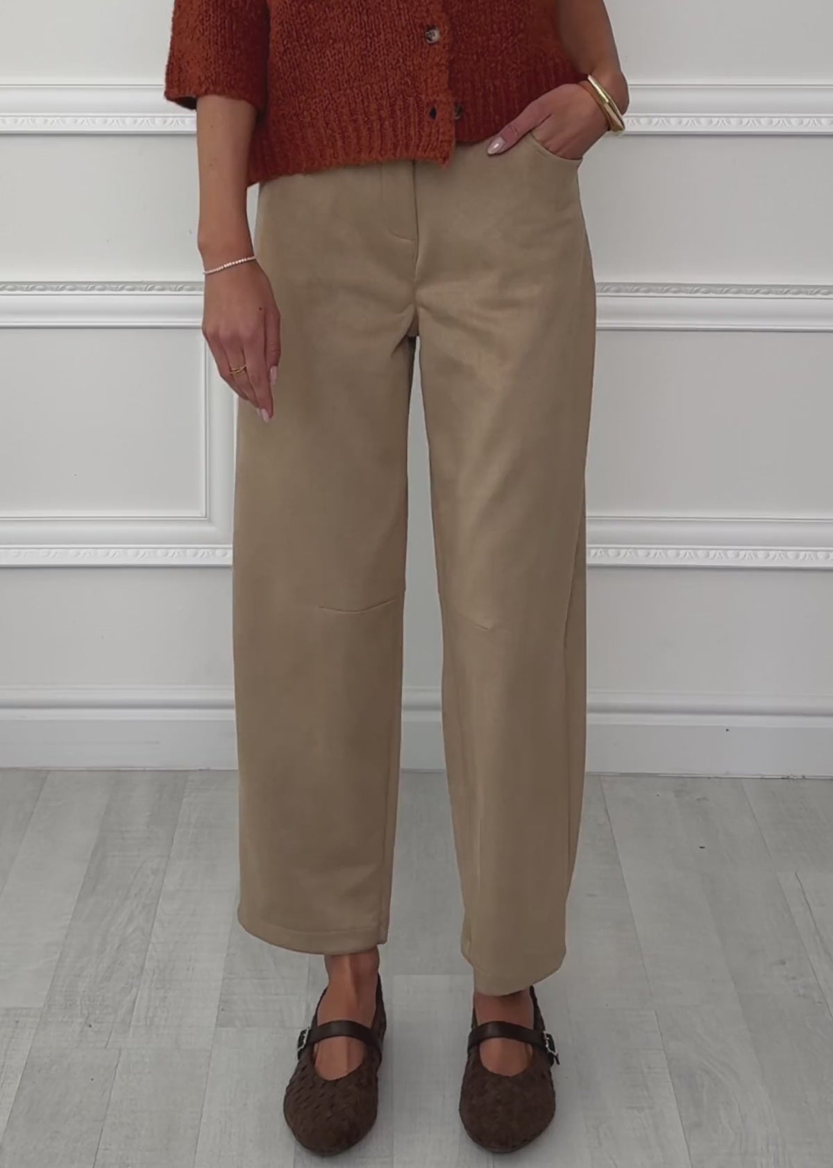 Barrel-Leg Hose in Wildlederoptik - beige von SASSYCLASSY