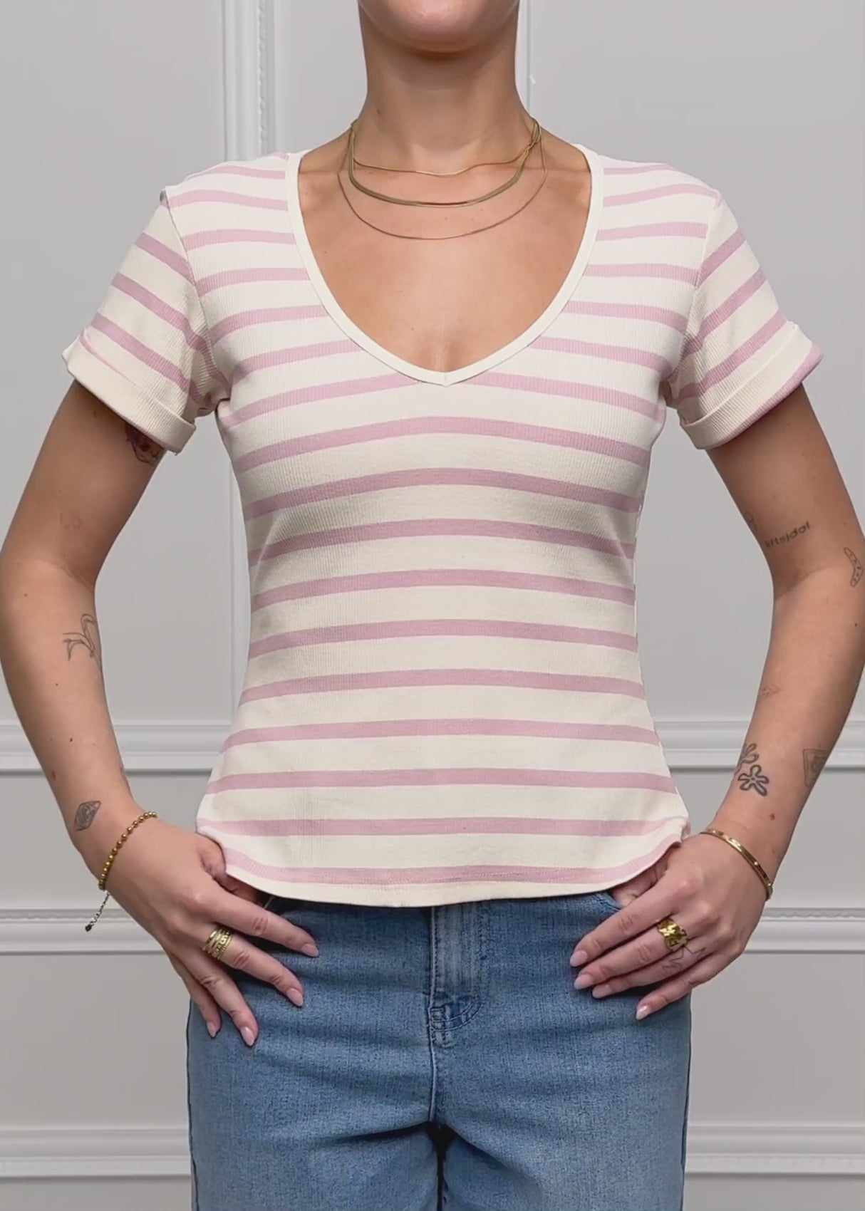 Gestreiftes T-Shirt mit V-Ausschnitt - rosa-offwhite