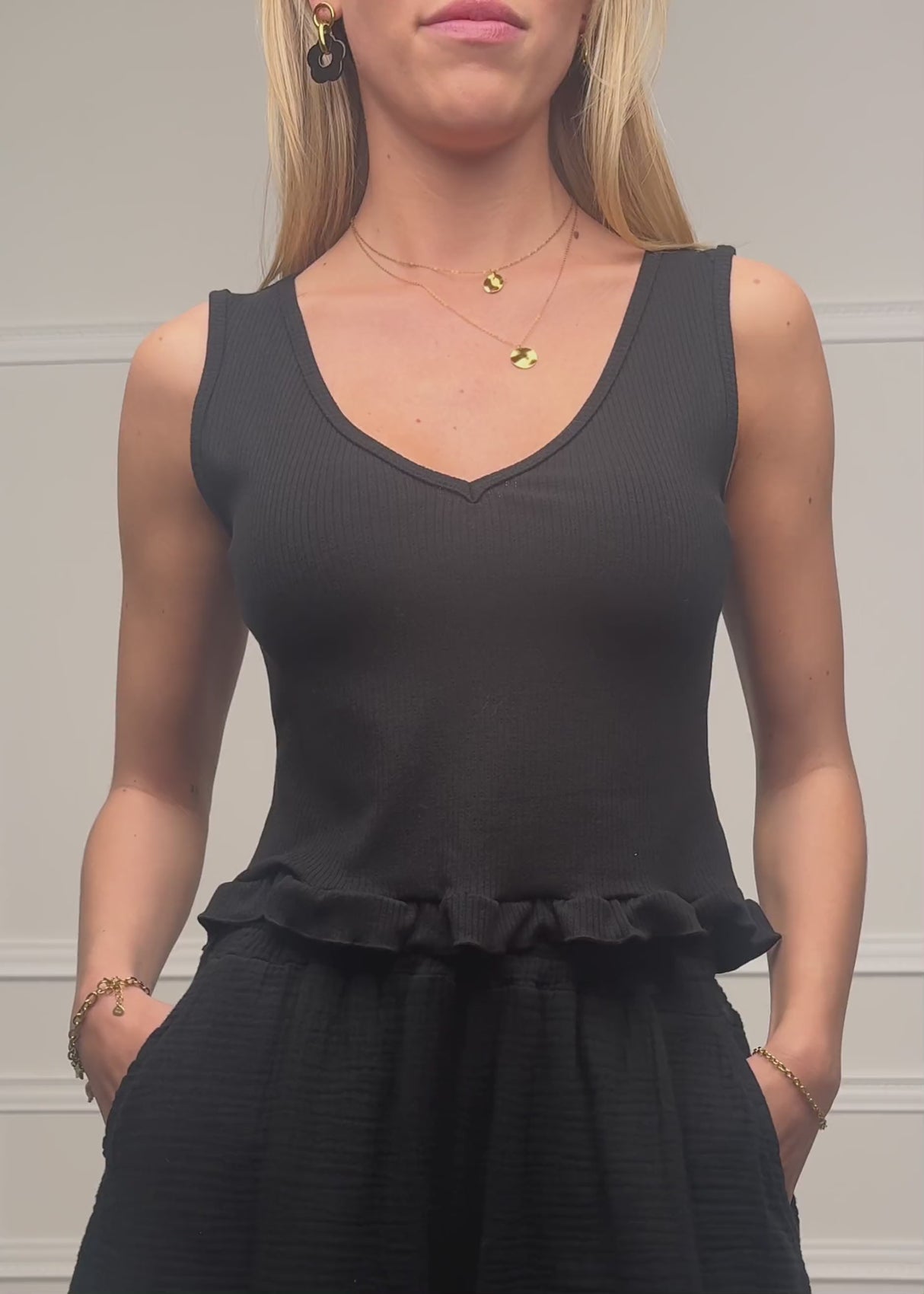 Top with ruffles - black