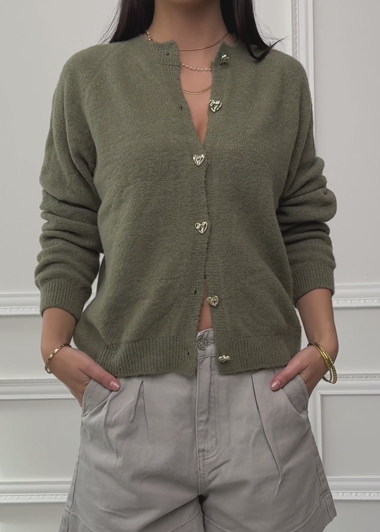 Strickjacke mit Herzknöpfen - khaki by SASSYCLASSY