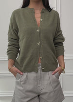 Strickjacke mit Herzknöpfen - khaki