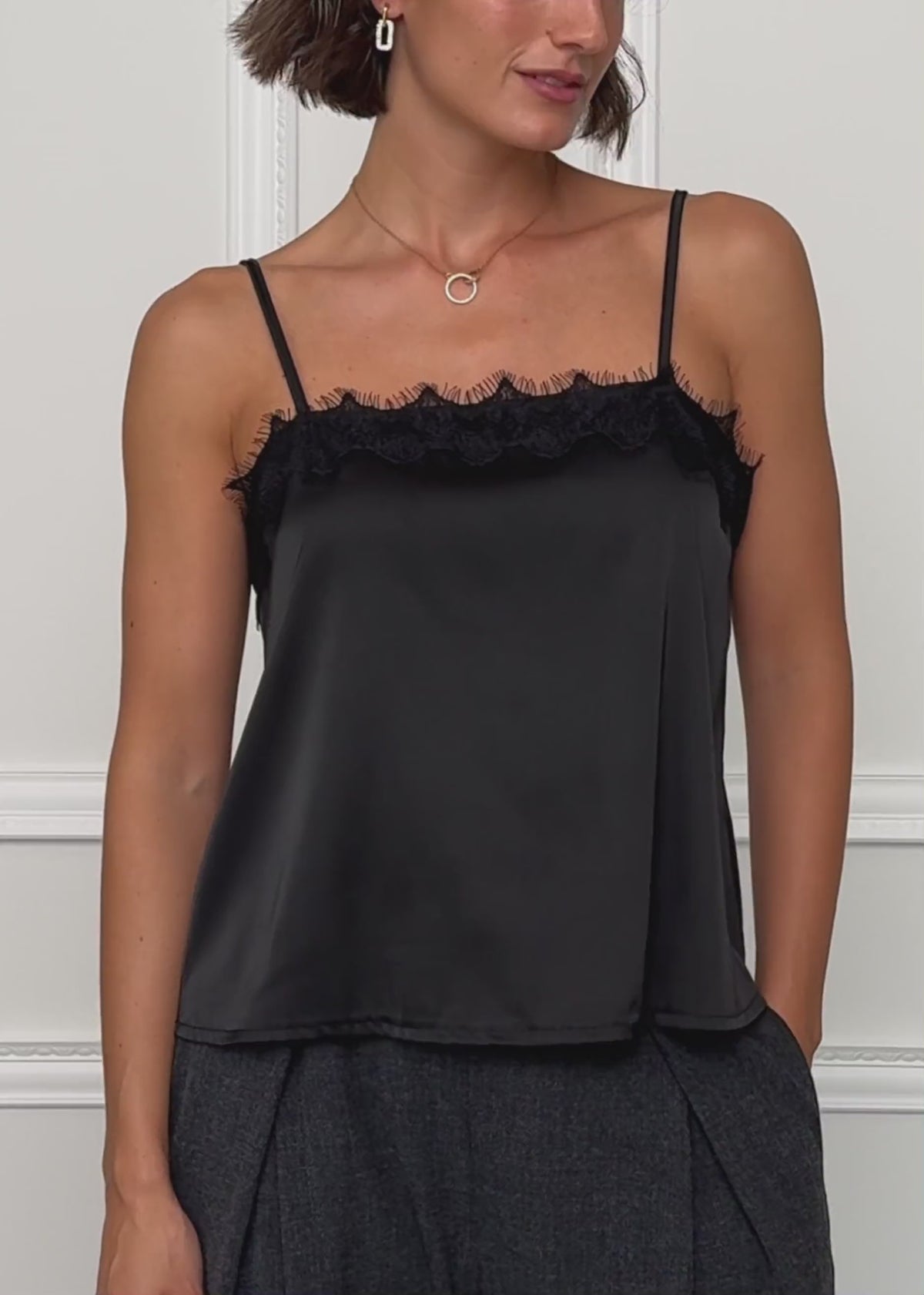 Satin Top mit Spitze - schwarz von SASSYCLASSY