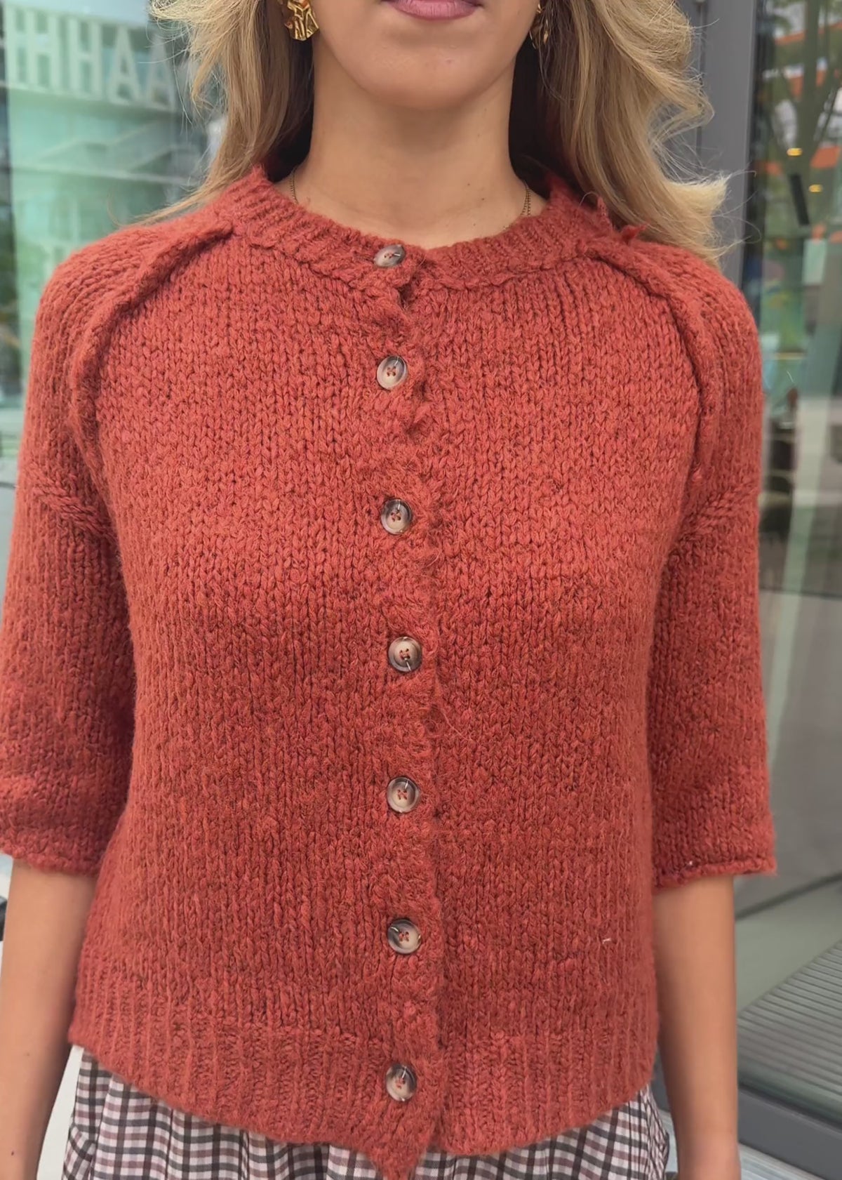 Kurzarm Cardigan mit Außennähten - rostrot von SASSYCLASSY
