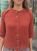 Kurzarm Cardigan mit Außennähten - rostrot