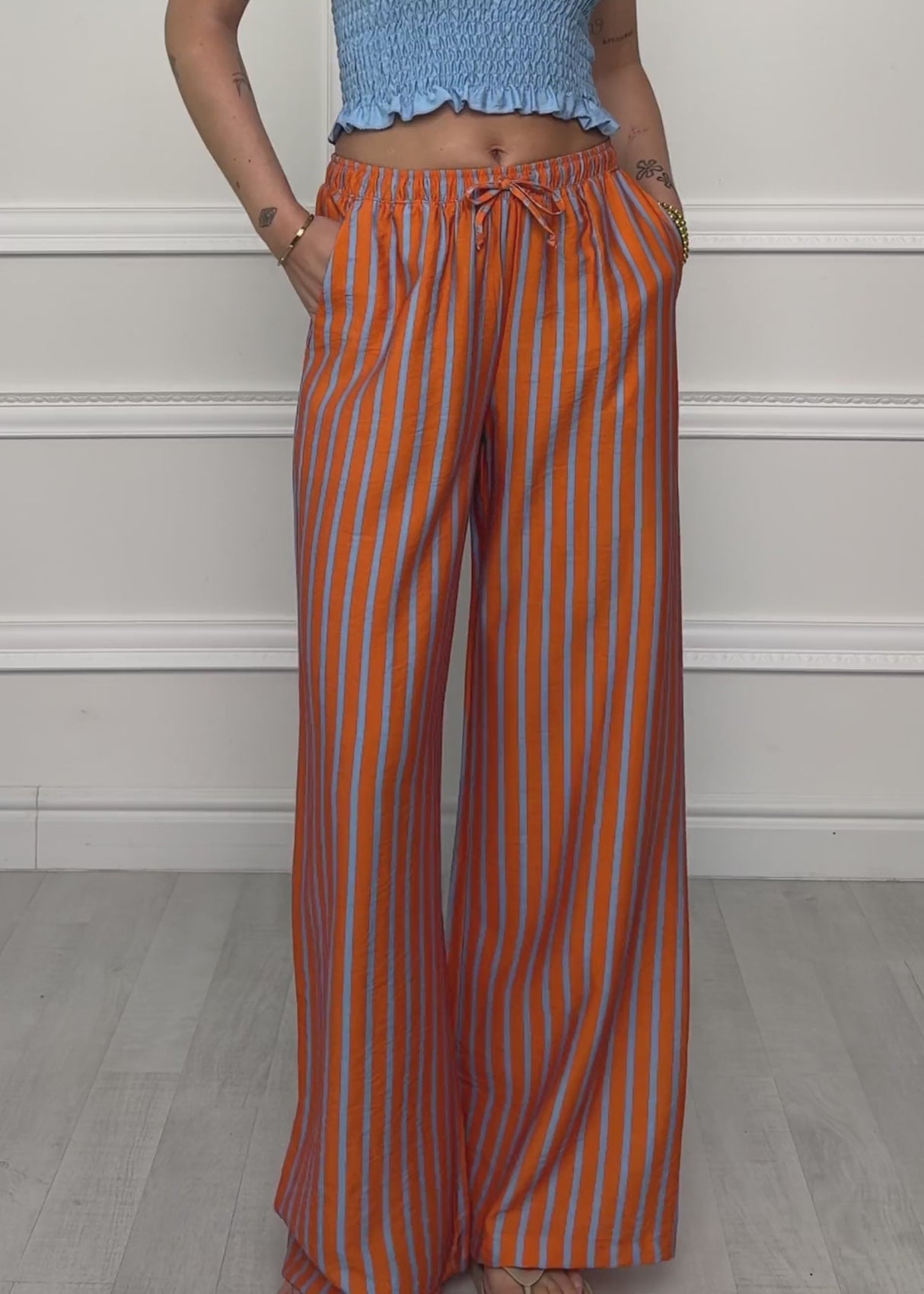 Gestreifte Hose mit Kordelzug - orange by SASSYCLASSY