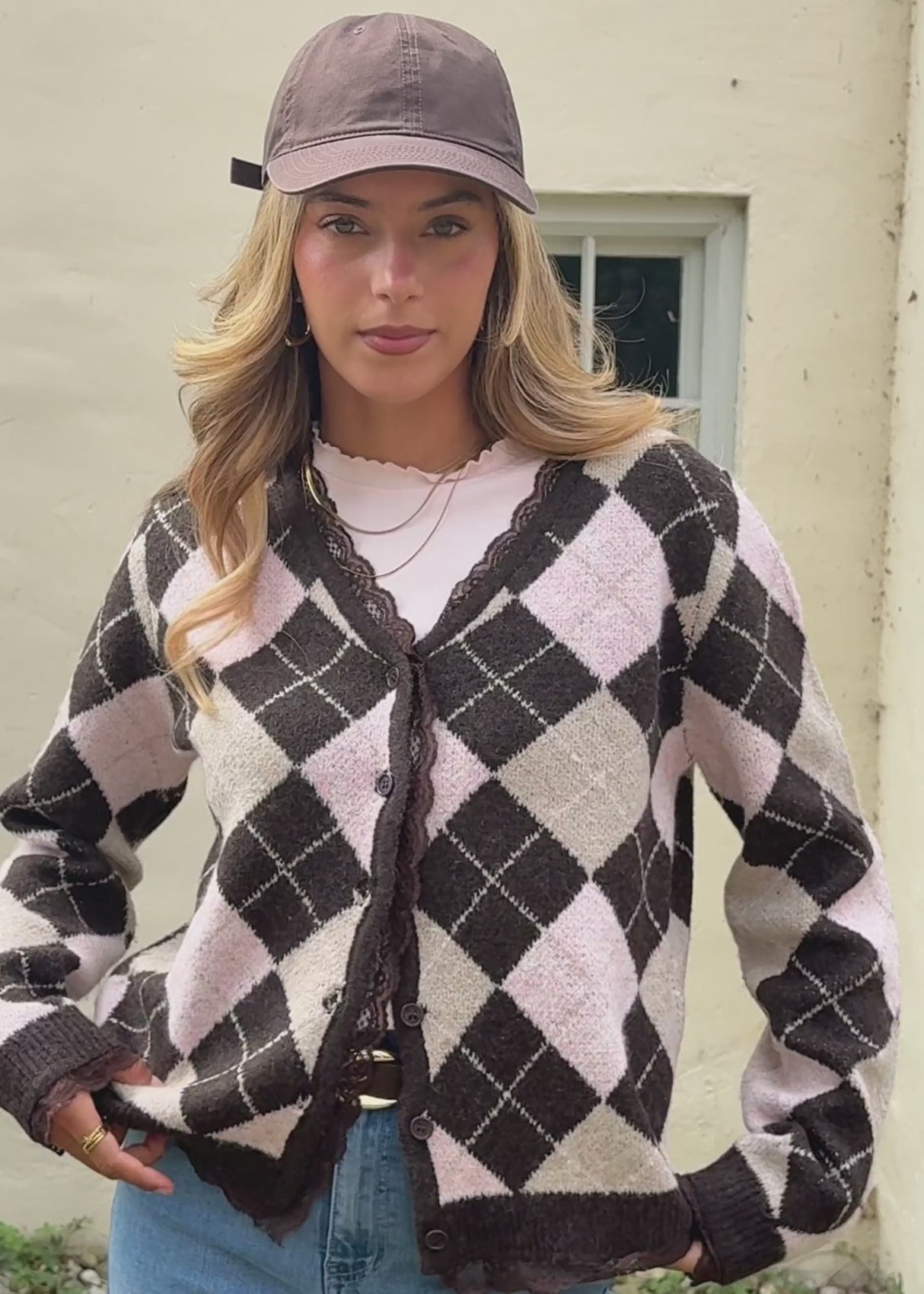 Strickjacke mit Rautenmuster und Spitzenborte - braun von SASSYCLASSY