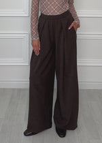 Pleated trousers with wide leg - brown